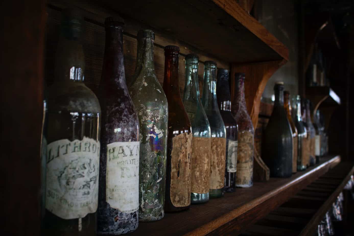 Bottiglie di vino antiche riposte su apposito scaffale
