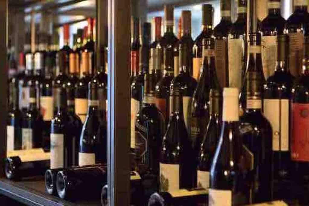 Scaffale con numerosi vini di varie etichette