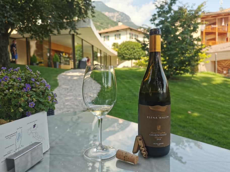 Bottiglia di Chardonnay Riserva, Vigna Castel Ringberg, Alto Adige Doc, 2018 e calice