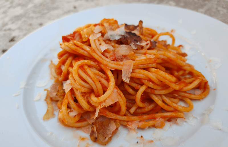 Un piatto di bucatino all'amatriciana