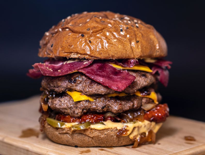 Anche un ricco hamburger gourmet con bacon, peperoni e cipolle caramellate può meritarsi l'accompagnamento di un rosso del Médoc