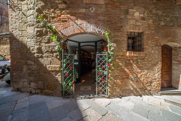 Entyrata da Fattoria Talosa per visitare la cantina nel centro storico di Montepulciano