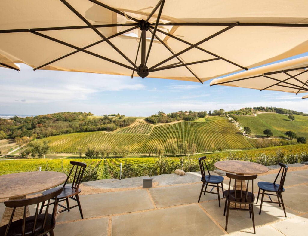 Terrazza panoramica con tavoli e sedie sui colli bolognesi per una degustazione 