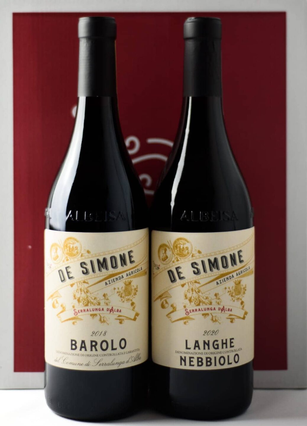 Due bottiglie dell'azienda De Simone: un barolo ed un langhe nebbiolo 