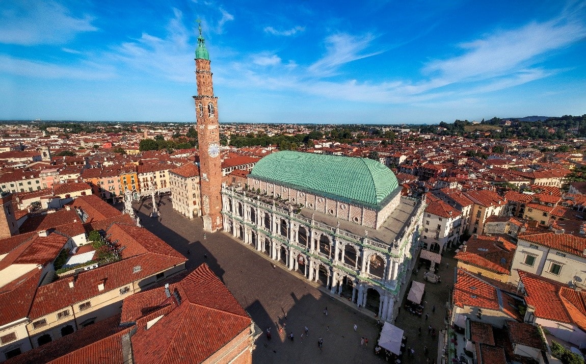Vicenza and the Palladian Basilica in Piazza dei Signori - Credits @Vicenzaè