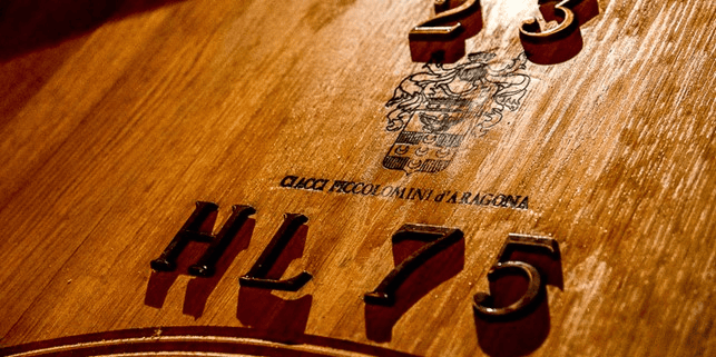 Immagine di una botte all'interno della cantina Molinello dell'azienda Ciacci Piccolomini d'Aragona