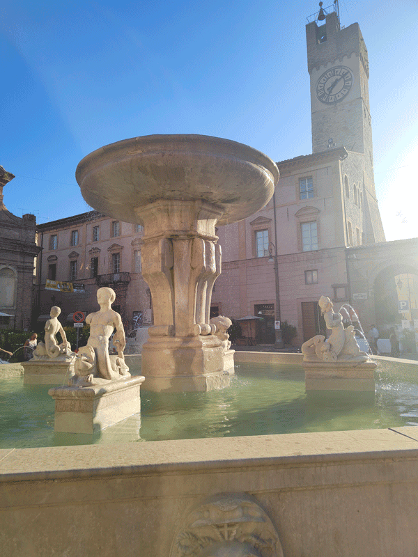 La figura del Maccagnano nella fontana di Piazza Mattei a Matelica