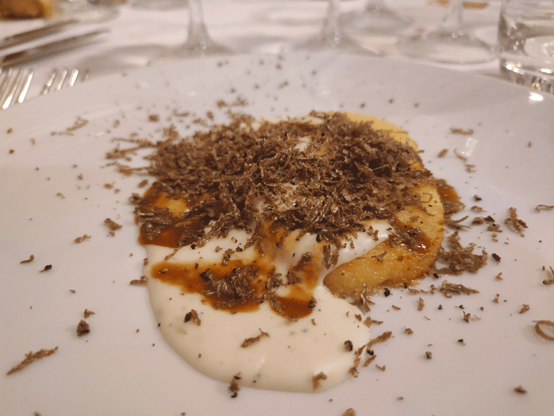 Sformato di semolino, fonduta di pecorino, fondo e tartufo nero ... il Verdicchio di Matelica è un alleato perfetto in questo pairing