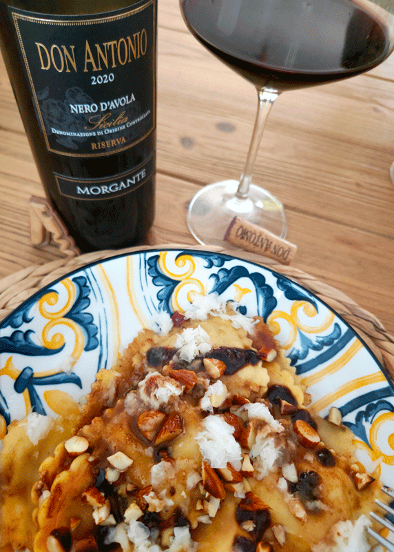 Abbinamento Nero d'Avola Don Antonio con ravioli ripieni di pecorino e peperoni con salsa al balsamico e mandorle