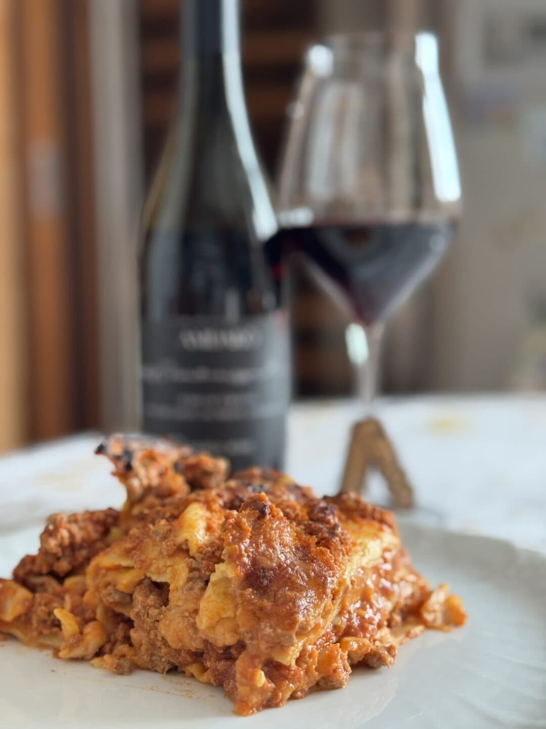 Rosso di Torgiano Amdarò 2021 in abbinamento ad un piatto di Lasagne alla Bollognese