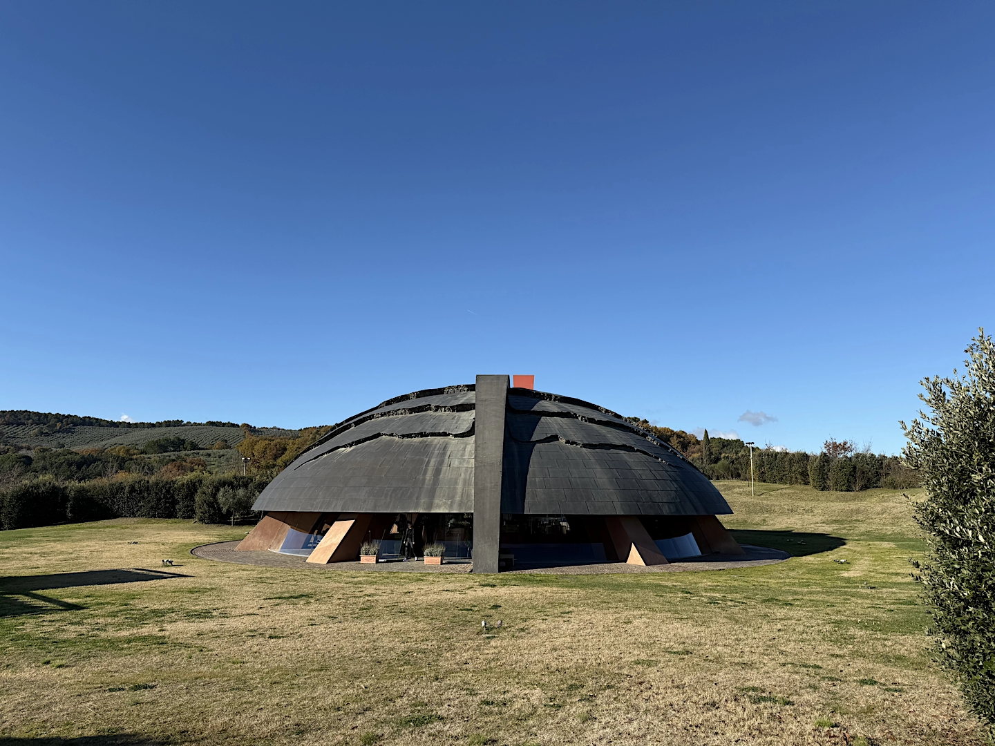 Esterni della Tenuta Castelbuono "Carapace" di Arnaldo Pomodoro