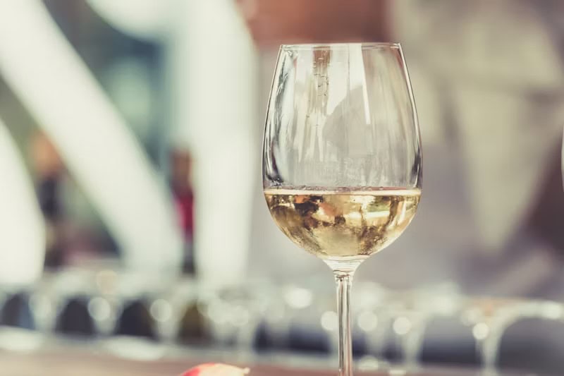 Un calice di vino bianco