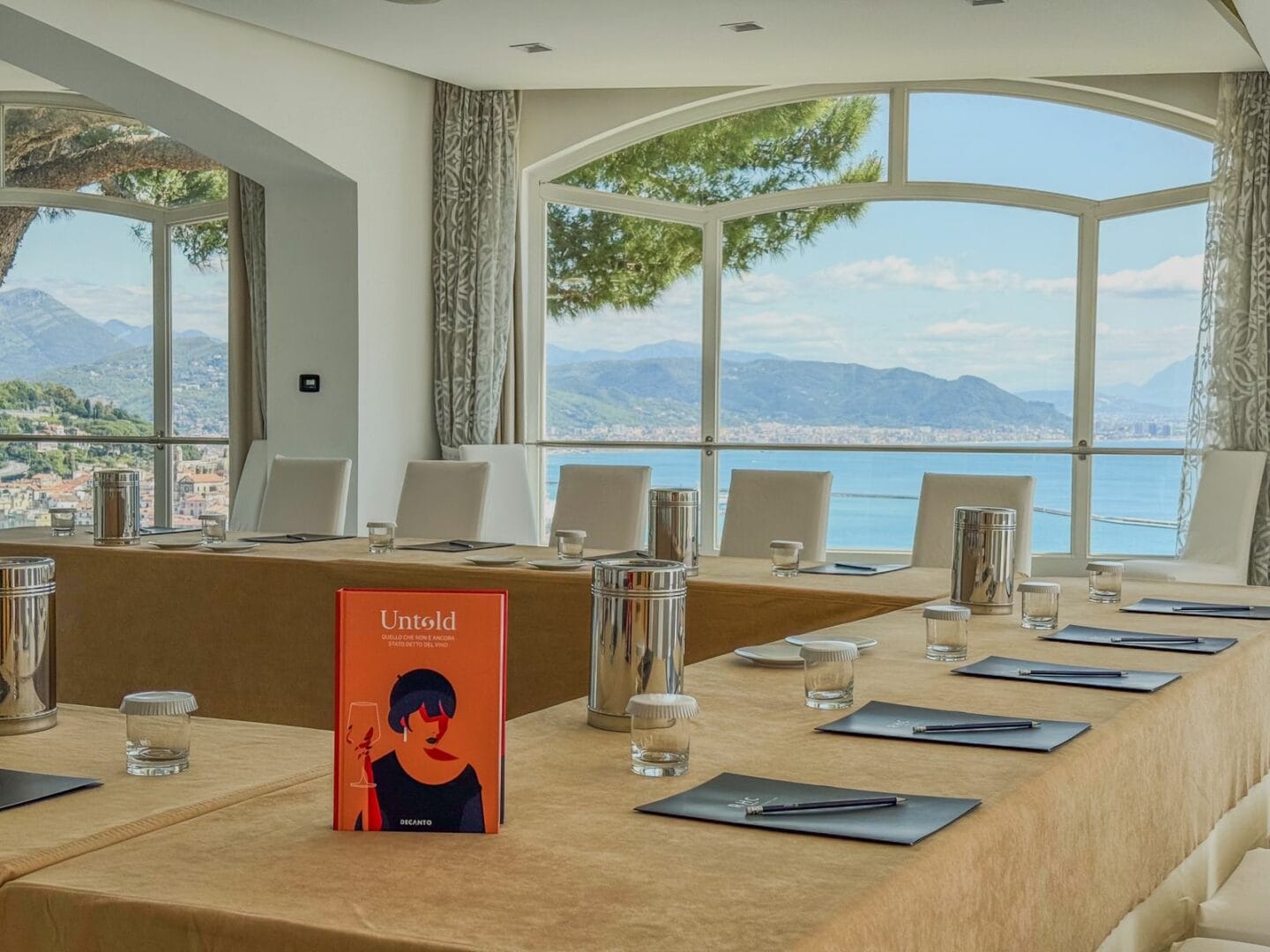 Una sala dell'Hotel Raito di Vietri sul Mare che ospiterà la premiazione dei vini che otterranno i Tre Cavatappi