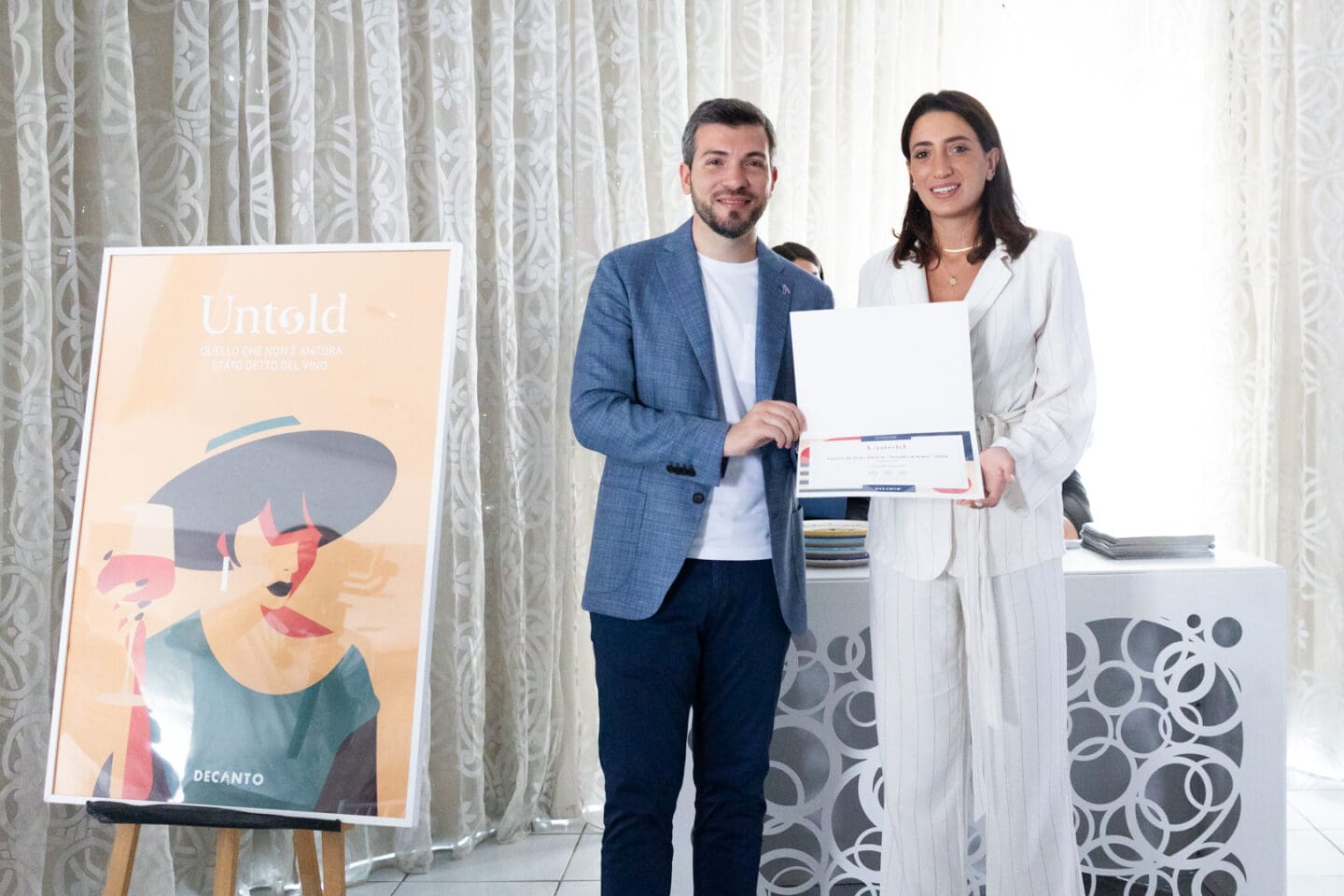Chiara Moio della cantina Quintodecimo premiata da Andrea Annunziata per Decanto Untold