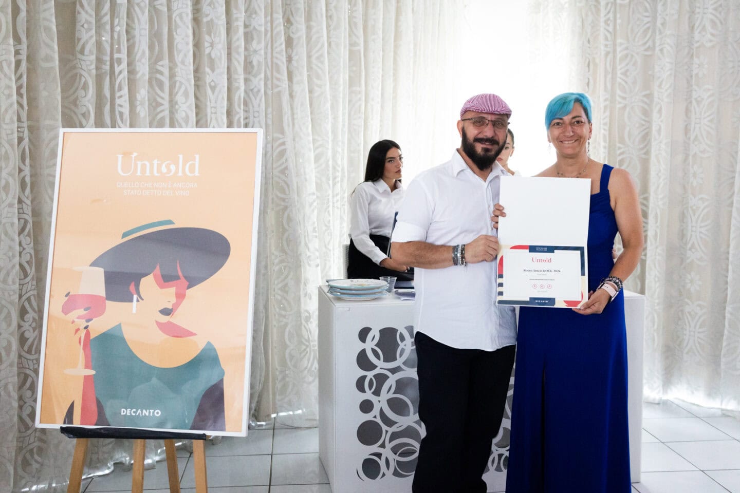 Leyla delle cantine Paolo Sandri premiata da Roberto Garofalo per la guida Untold
