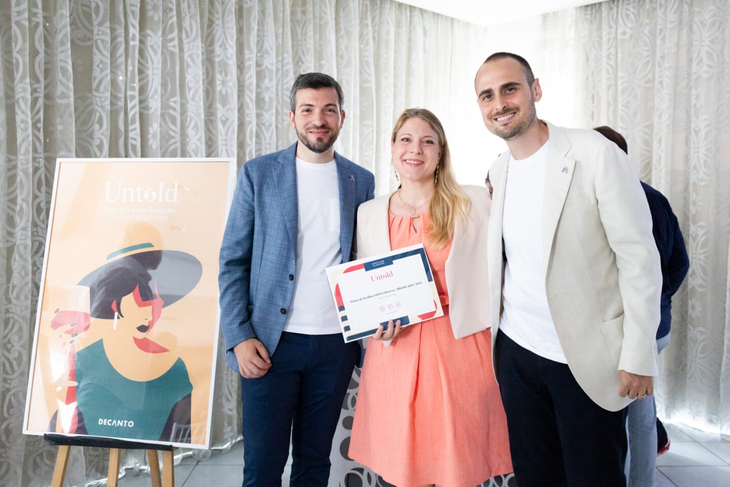 Milena Pepe premiata da Andrea Annunziata e Luigi D'Acunto di Decanto untold
