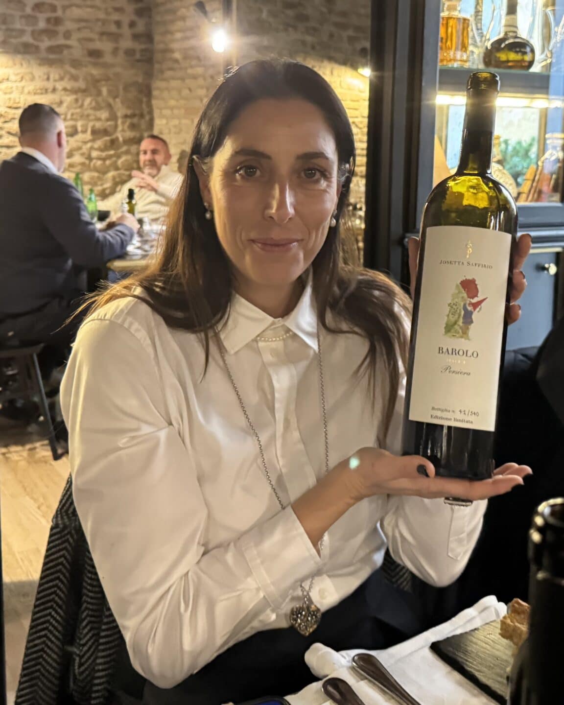 Sara Vezza con in mano il suo Barolo Persiera 2013 in formato Magnum durante il Press Lunch del 21 novembre 2025 presso il ristorante DA Francesco di Roma