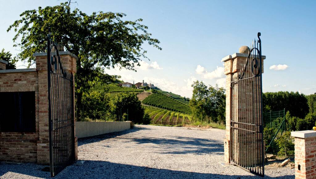 Barolo di Josetta Saffirio l'ingresso dell'azienda con la veduta dei vigneti