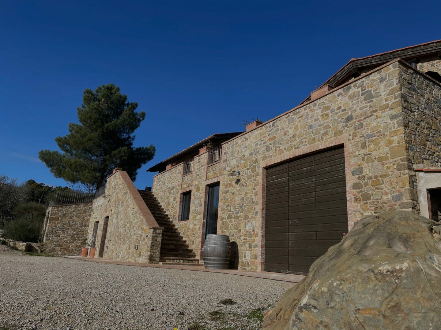 Best Brunello di Montalcino: the new winery of the Tornesi company which produces, among other things, Brunello di Montalcino "Benducce 570" one of the best Brunellos with a strong territorial identity