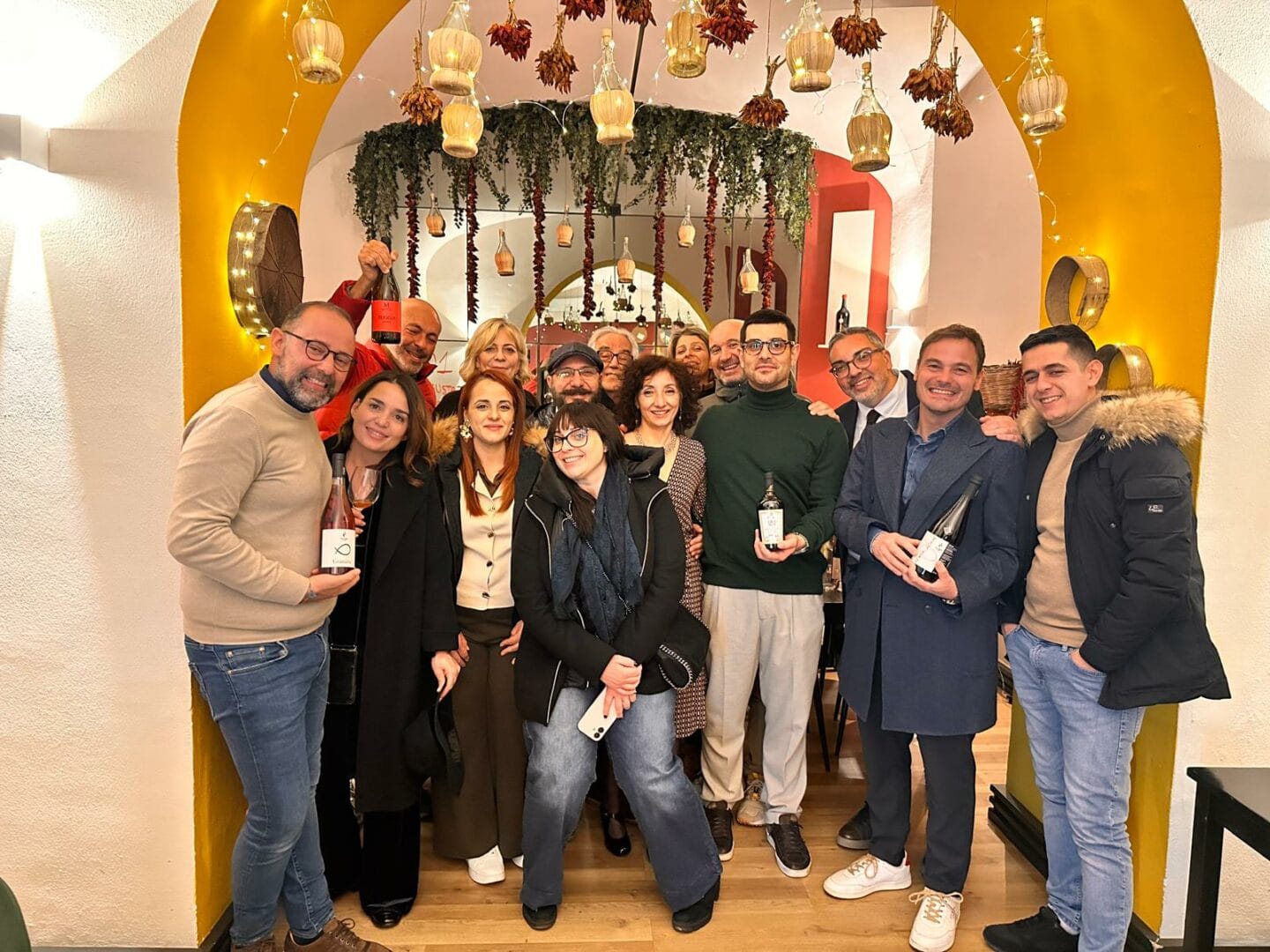 Il gruppo di produttori e giornalisti alla cena di presentazione della nascente DOC Costa degli Dei effettuata presso Bencò Roma