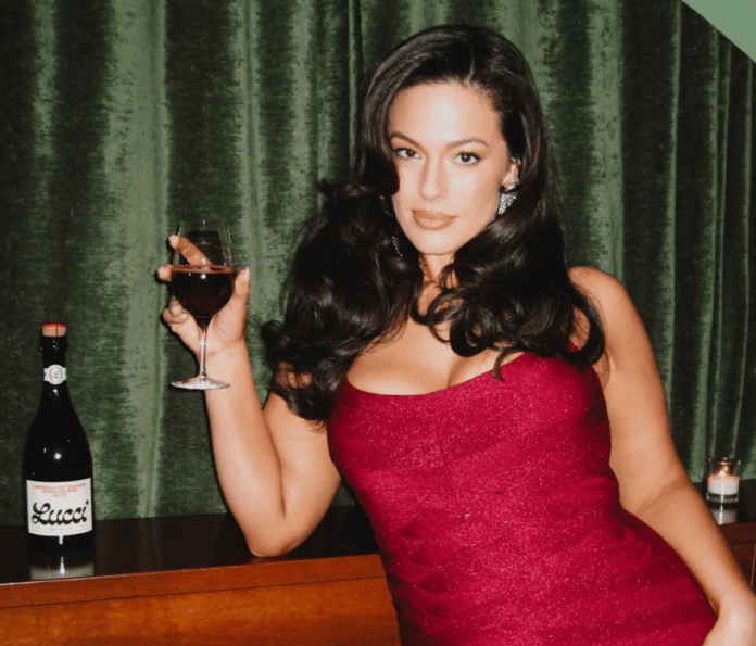 La modella Ashley Graham con un bicchiere di vino Lambrusco DOC Lucci La modella Ashley Graham con un bicchiere di vino Lambrusco DOC Lucci