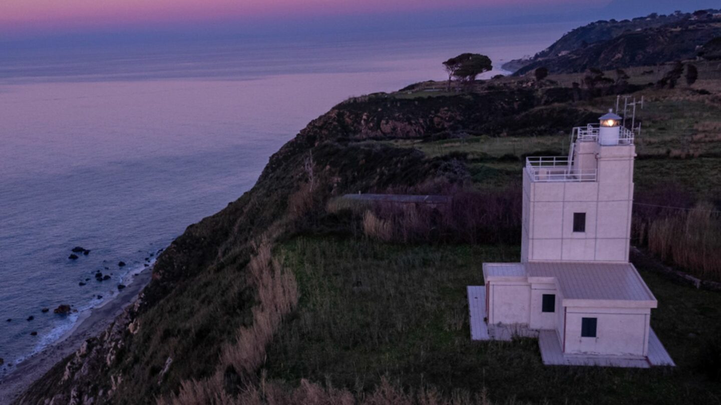 Il Faro di Capo Rasocolmo in provincia di Messina - Sicilia