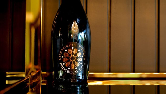 bottiglia di Prosecco DOC Prosecco DOC: l'intesa tra UE e Australia fissa i nuovi confini delle bollicine