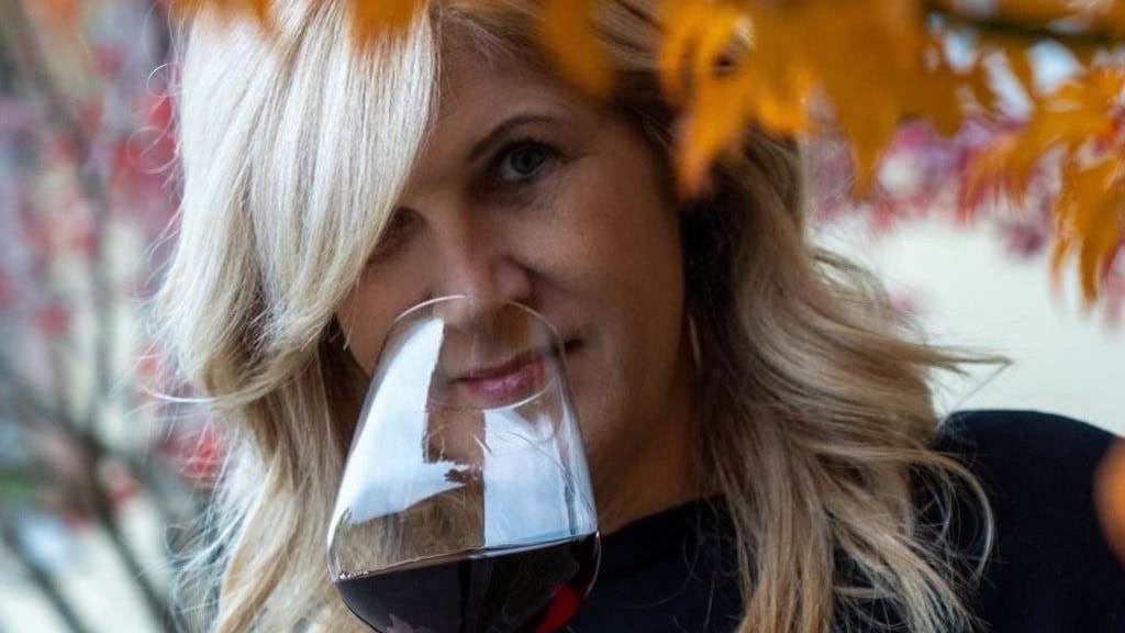 Annalisa Zorzettig con un calice di vino rosso in mano