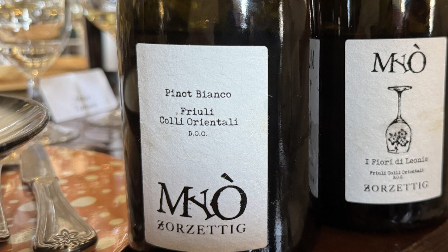 La nuova etichetta della linea Miò materica, quasi rugosa al tatto. Myò viene reinterpretato: timbrato, leggermente irregolare, come ricreato a mano segno di identità e verità espressiva. Il nome Zorzettig compare con chiarezza in posizione centrale