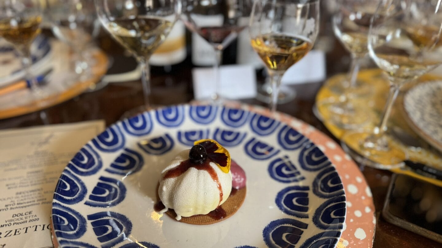 Visciol'etta il dolce del ristorante da Etta a Trastevere (RM): disco di frolla alle mandorle e limone, a sostegno di un Bauletto di Cioccolato Bianco farcito con mousse di ricotta di bufala, vaniglia e composta di visciole, serviti con spuma di visciole Visciola intera