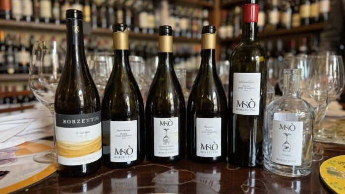 Zorzettig Myò a Roma Bottiglie di vino Myò di Zorzettig durante il Press Lunch presso il ristorante da Etta esposizione a Roma.