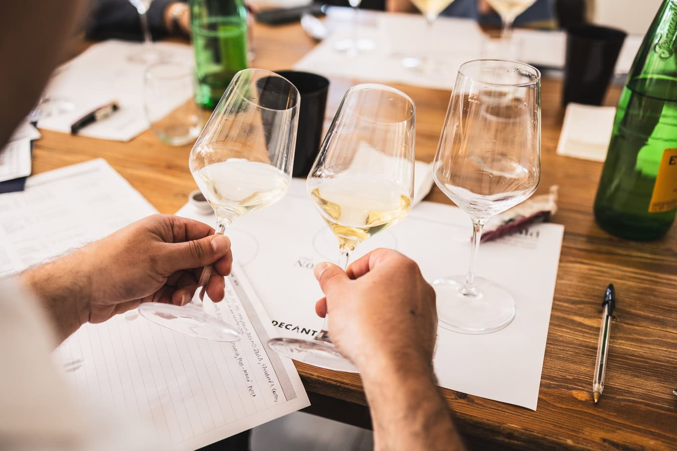 Untold Volume III – Le commissioni di assaggio alla Tenuta dei Normanni per la guida Decanto 2027 durante gli assaggi