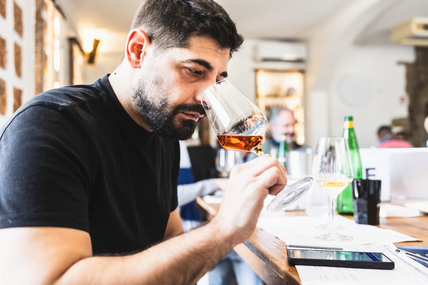 Untold Volume III – Uno dei membri delle commissioni di assaggio alla Tenuta dei Normanni per la guida Decanto 2027