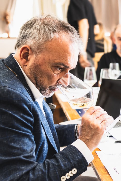 Untold Volume III – Uno dei membri delle commissioni di assaggio alla Tenuta dei Normanni per la guida Decanto 2027