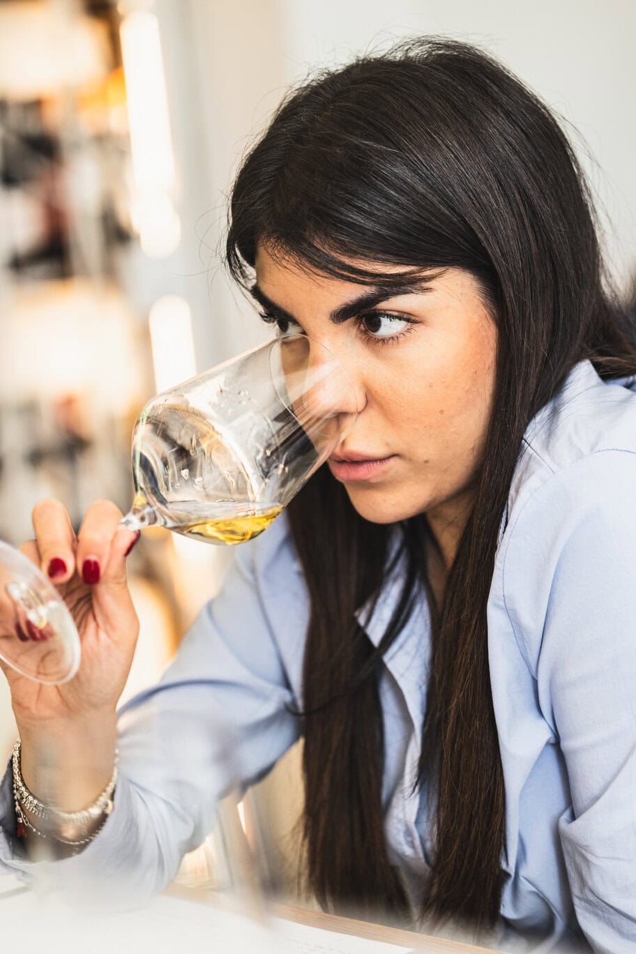 Untold Volume III – Uno dei membri delle commissioni di assaggio alla Tenuta dei Normanni per la guida Decanto 2027
