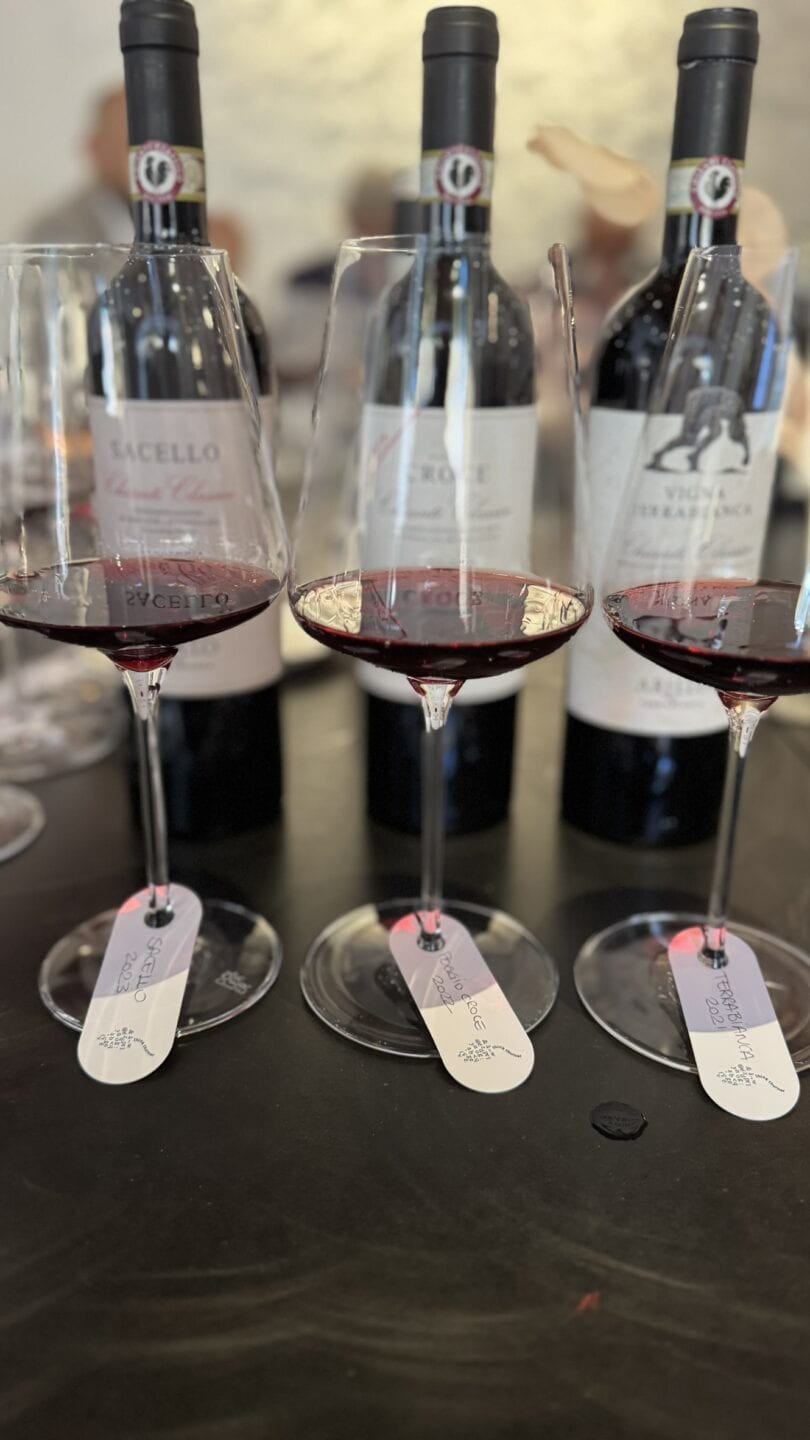 I tre calici di Arillo in Terrabianca: Chianti Classico Sacello DOCG 2023, il Chianti Classico Riserva Poggio Croce DOCG 2022 e il Chianti Classico Gran Selezione Terrabianca DOCG 2021 in abbinamento al Fusilloro in zuppa di pesce del ristorante Per Me di Giulio Terrinoni durante il Press Lunch del 4 giugno 2026