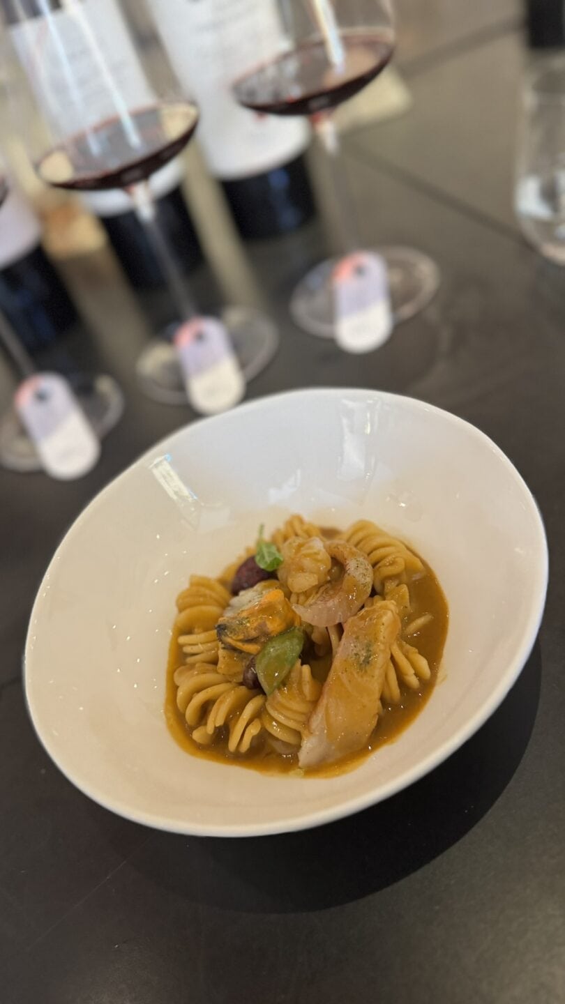 Il Fusilloro in zuppa di pesce in abbinamento al Chianti Classico Sacello DOCG 2023 di Arillo in Terrabianca durante il Press Lunch del 4 giugno 2026 al ristorante Per Me di Giulio Terrinoni