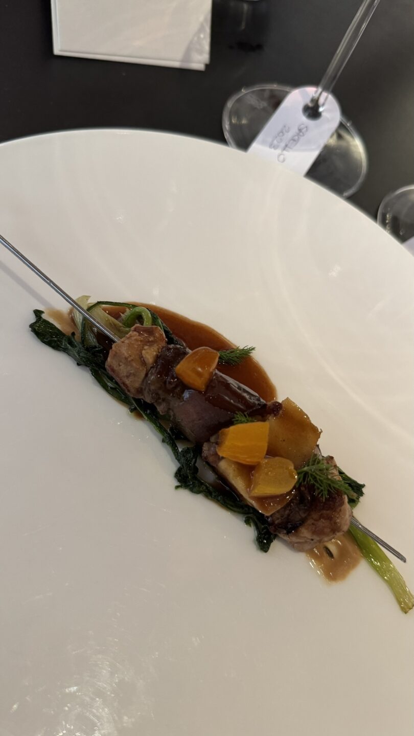 Spiedo di quaglia alla brace del ristorante Per Me di Giulio Terrinoni servito il Press Lunch del 4 giugno 2026 in abbinamento al Toscana igt Collezione di Campaccio 2021 di Arillo in Terrabianca