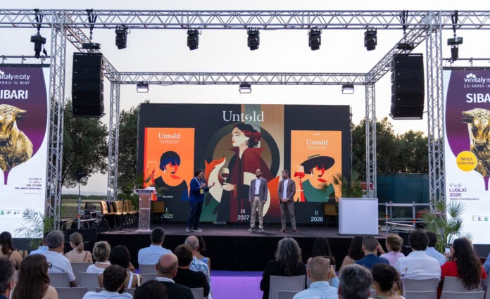 Cerimonia di Premiazione Sibari 2026 - Guida Untold di Decanto Cerimonia di Premiazione Sibari 2026 - Guida Untold di Decanto