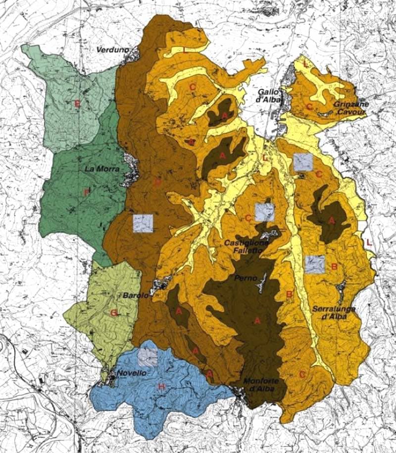Mappa geologica colorata del territorio di produzione del vino Barolo, suddivisa per comuni (tra cui La Morra, Barolo, Castiglione Falletto, Serralunga d'Alba e Monforte d'Alba). Le diverse aree sono evidenziate con blocchi di colore diverso per identificare le differenti composizioni del suolo e formazioni sedimentarie della denominazione.
